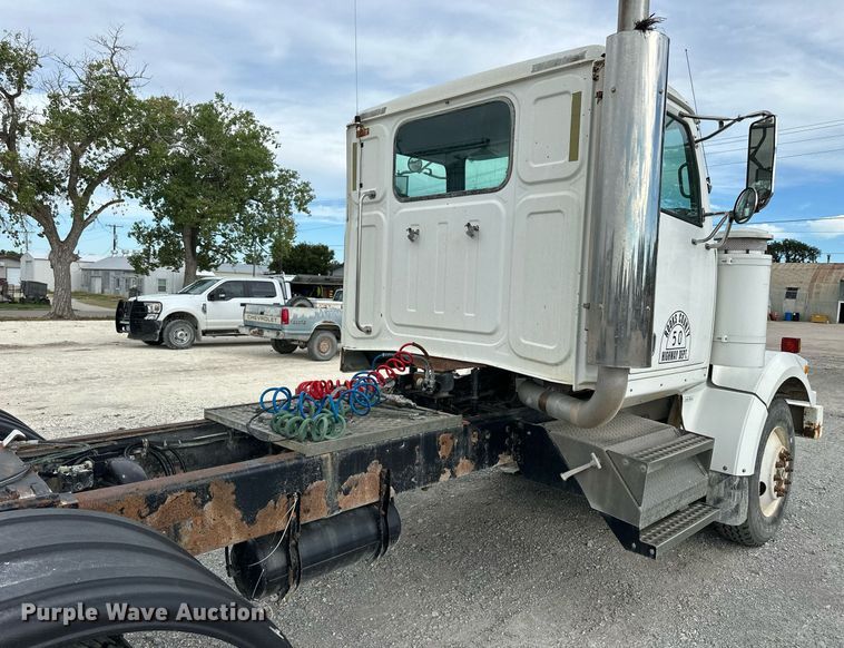 image for item NP9902 1998 Western Star 4964FX  semi truck