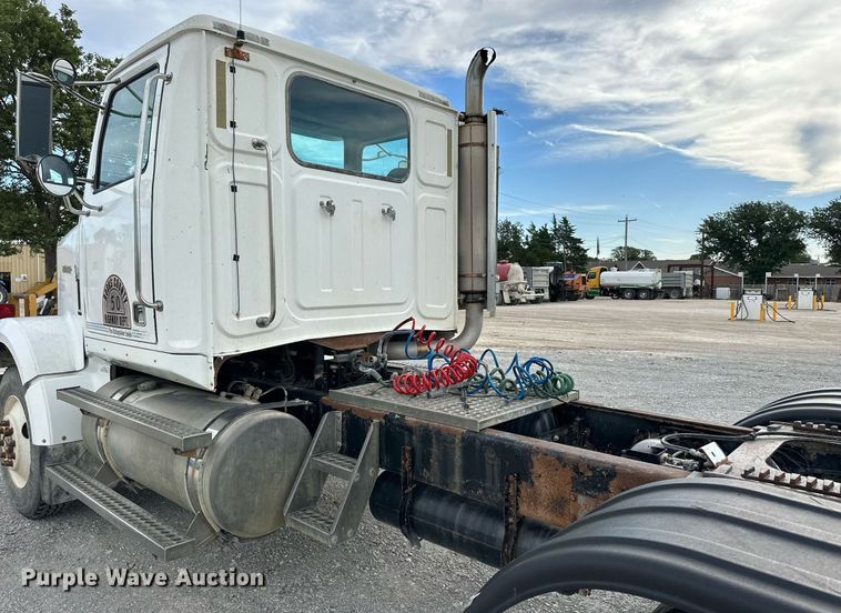 image for item NP9902 1998 Western Star 4964FX  semi truck
