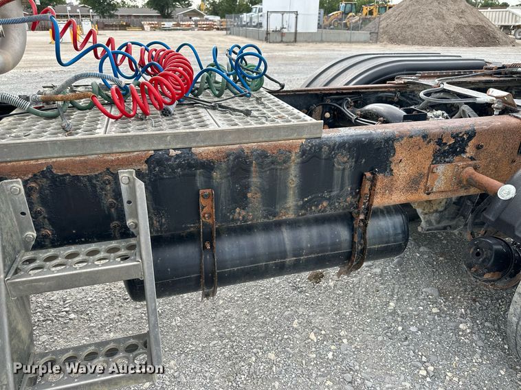 image for item NP9902 1998 Western Star 4964FX  semi truck