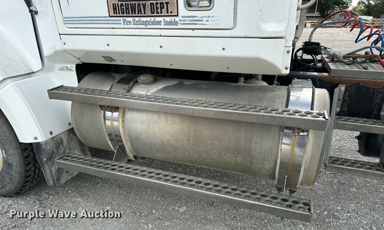 image for item NP9902 1998 Western Star 4964FX  semi truck