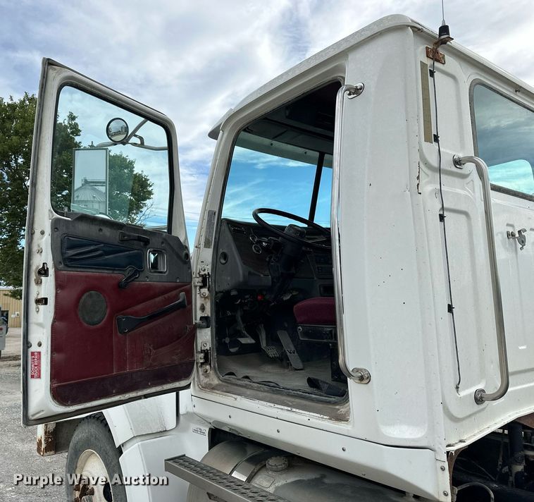 image for item NP9902 1998 Western Star 4964FX  semi truck