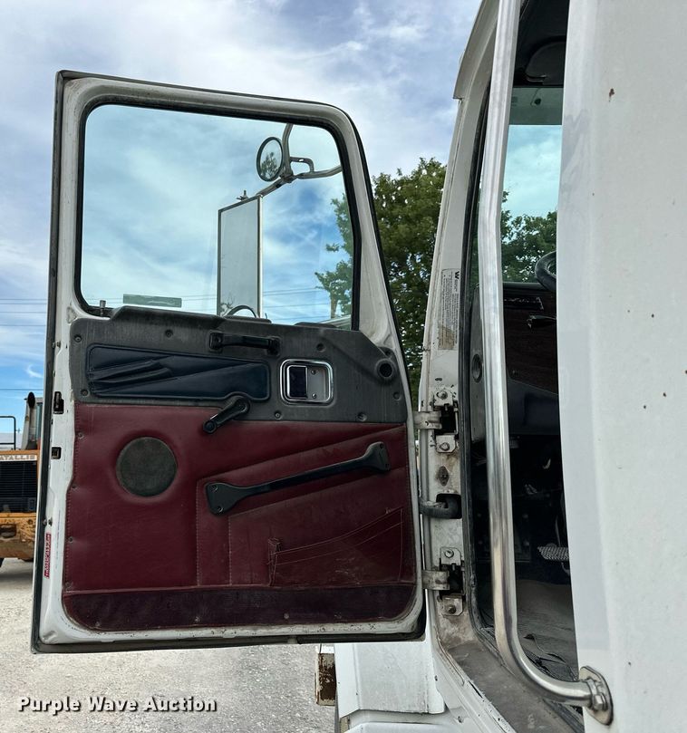 image for item NP9902 1998 Western Star 4964FX  semi truck