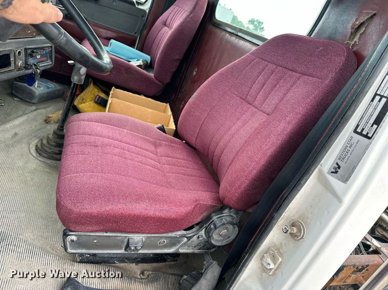 image for item NP9902 1998 Western Star 4964FX  semi truck