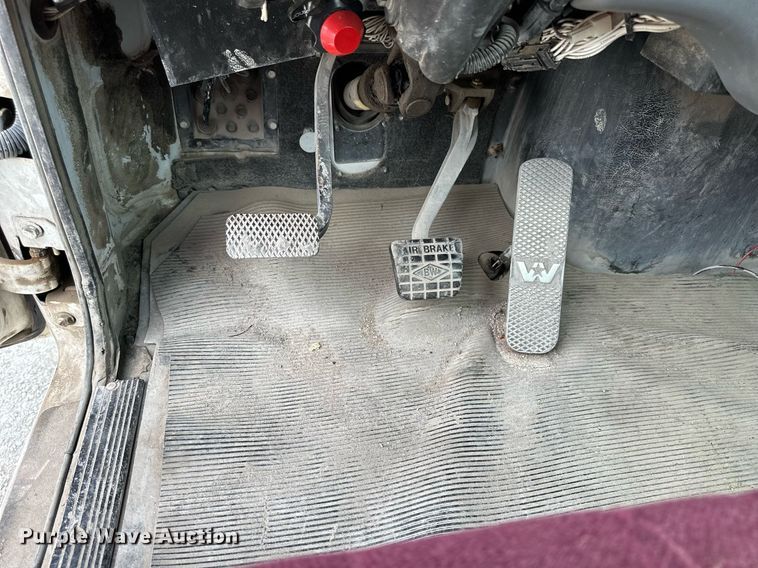 image for item NP9902 1998 Western Star 4964FX  semi truck