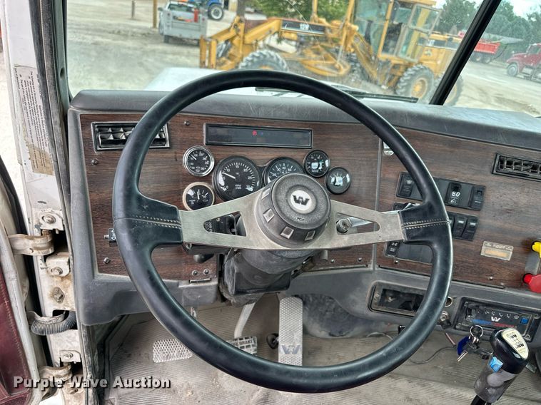 image for item NP9902 1998 Western Star 4964FX  semi truck