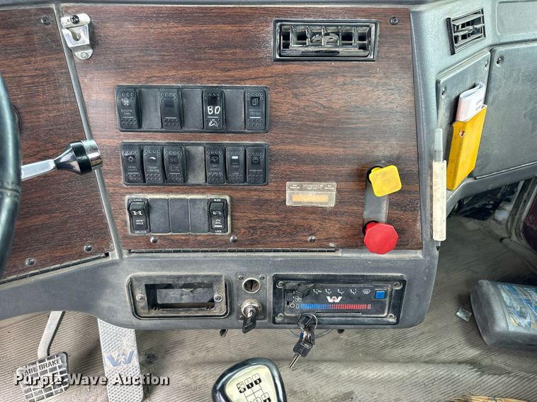 image for item NP9902 1998 Western Star 4964FX  semi truck