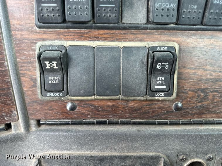 image for item NP9902 1998 Western Star 4964FX  semi truck