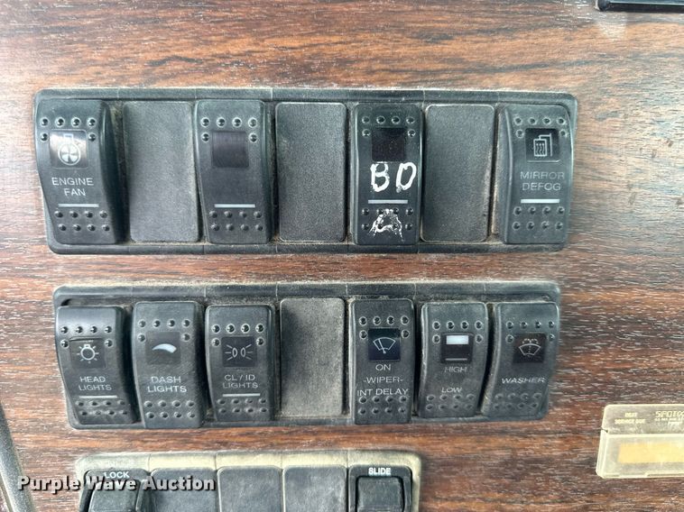 image for item NP9902 1998 Western Star 4964FX  semi truck