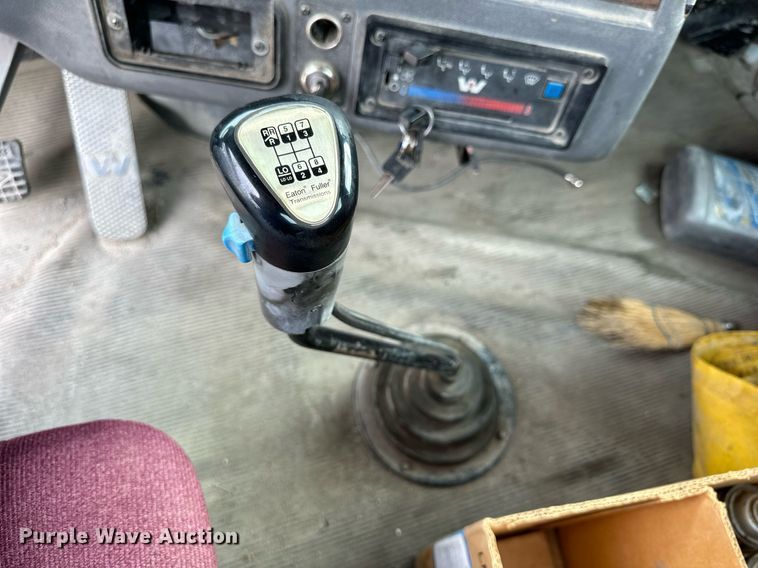 image for item NP9902 1998 Western Star 4964FX  semi truck