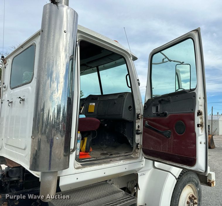 image for item NP9902 1998 Western Star 4964FX  semi truck