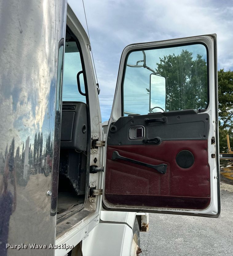 image for item NP9902 1998 Western Star 4964FX  semi truck