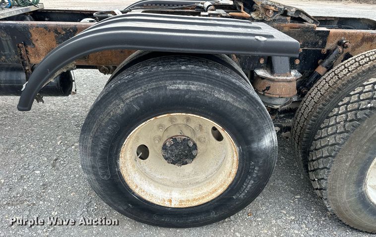 image for item NP9902 1998 Western Star 4964FX  semi truck