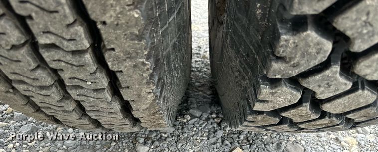 image for item NP9902 1998 Western Star 4964FX  semi truck