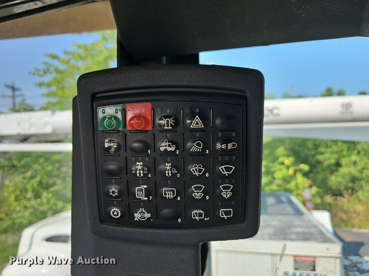 image for item NT9751 2012 John Deere 770G  motor grader