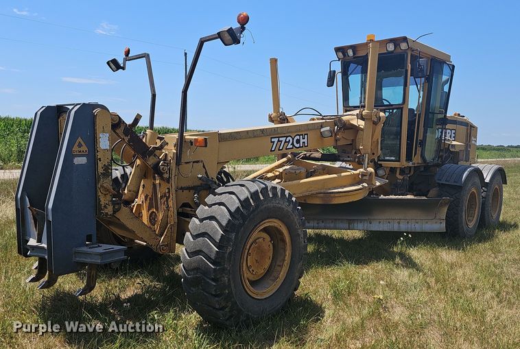 image for item NT9762 2001 John Deere 772CH  motor grader