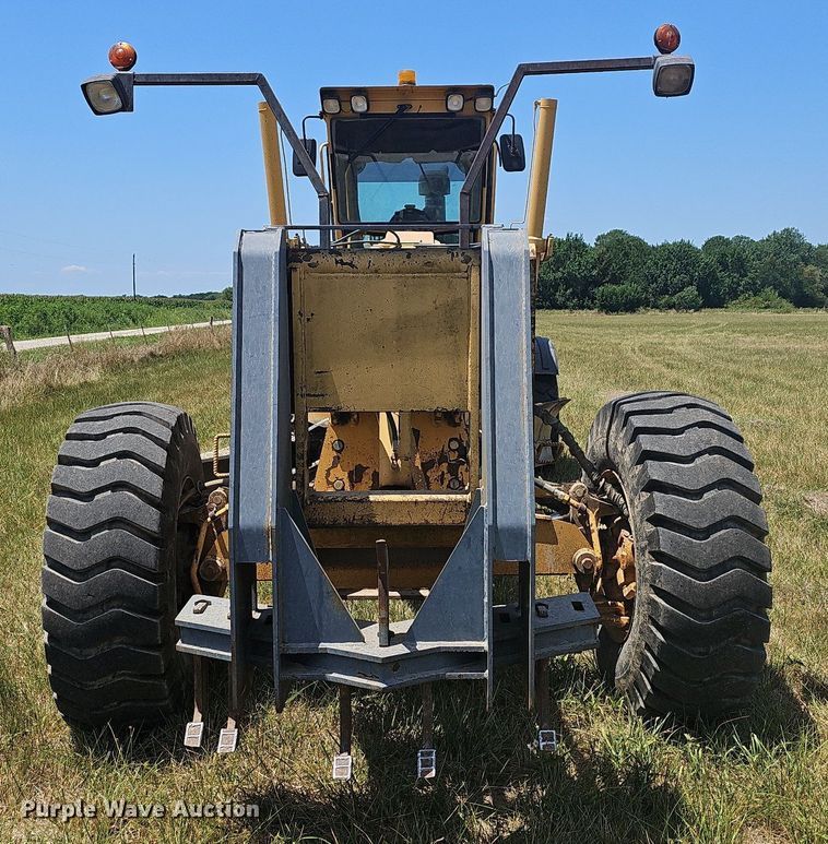 image for item NT9762 2001 John Deere 772CH  motor grader