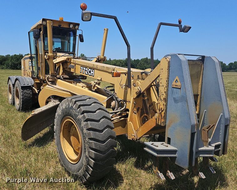 image for item NT9762 2001 John Deere 772CH  motor grader