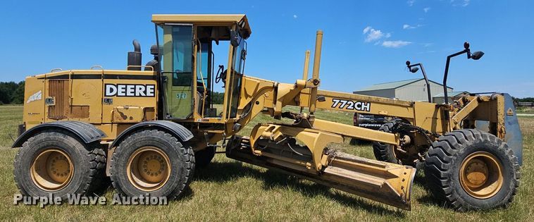 image for item NT9762 2001 John Deere 772CH  motor grader