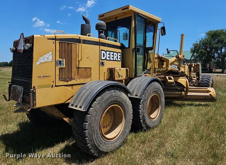 image for item NT9762 2001 John Deere 772CH  motor grader