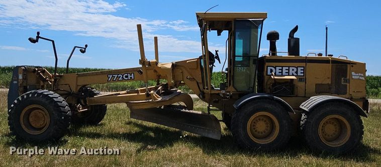 image for item NT9762 2001 John Deere 772CH  motor grader