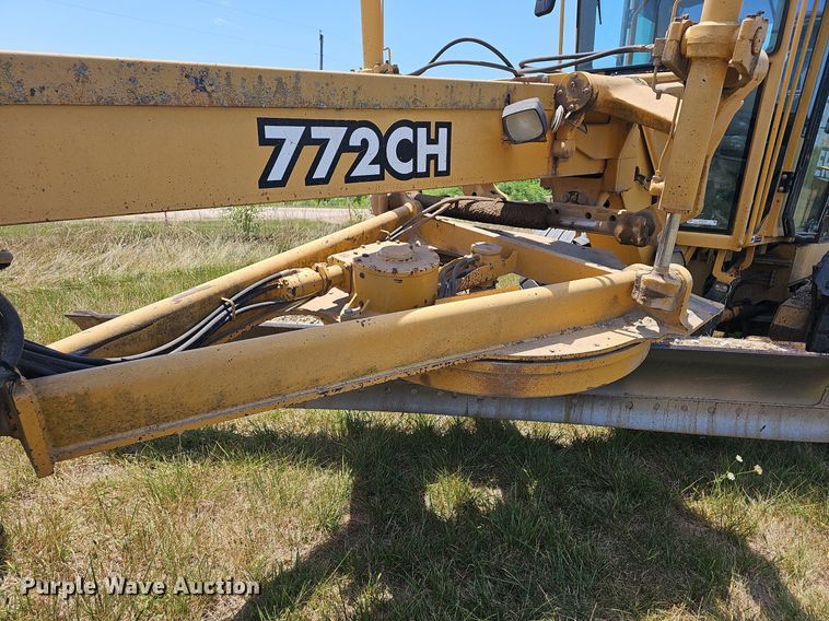 image for item NT9762 2001 John Deere 772CH  motor grader