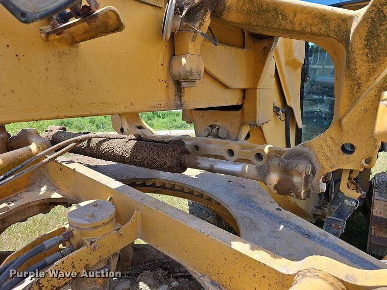 image for item NT9762 2001 John Deere 772CH  motor grader