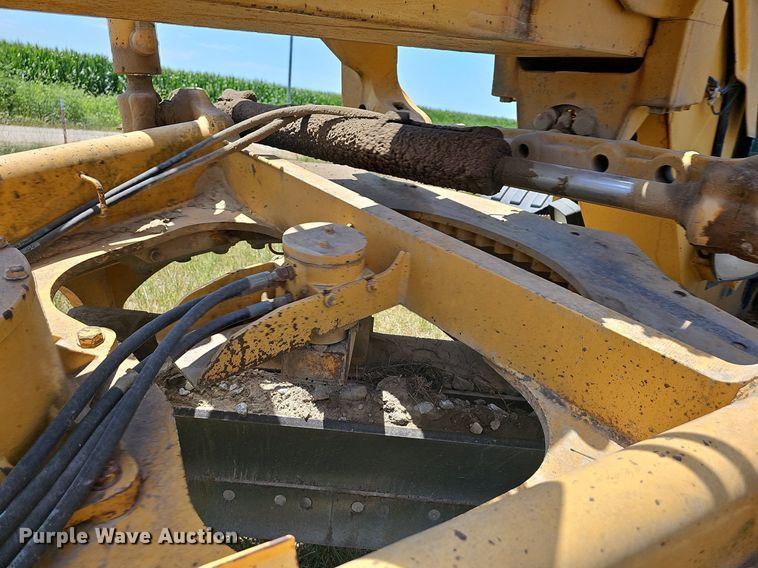 image for item NT9762 2001 John Deere 772CH  motor grader