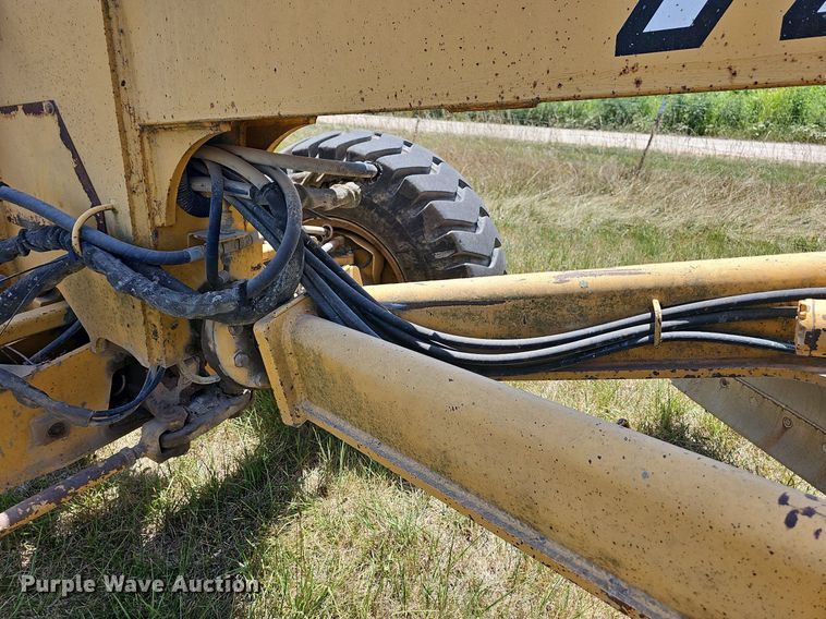 image for item NT9762 2001 John Deere 772CH  motor grader