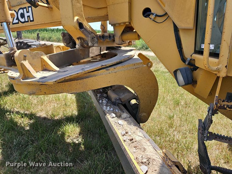 image for item NT9762 2001 John Deere 772CH  motor grader