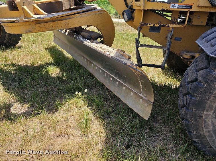 image for item NT9762 2001 John Deere 772CH  motor grader