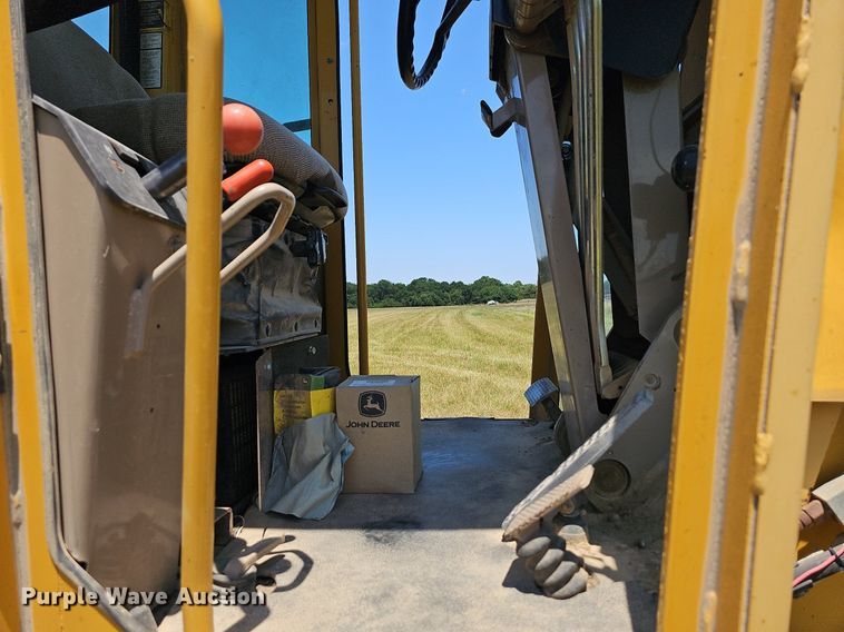 image for item NT9762 2001 John Deere 772CH  motor grader