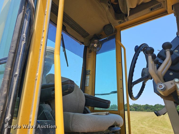 image for item NT9762 2001 John Deere 772CH  motor grader