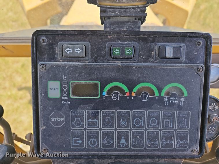 image for item NT9762 2001 John Deere 772CH  motor grader