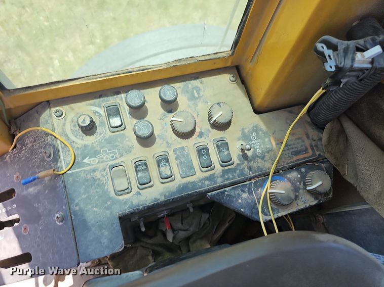 image for item NT9762 2001 John Deere 772CH  motor grader