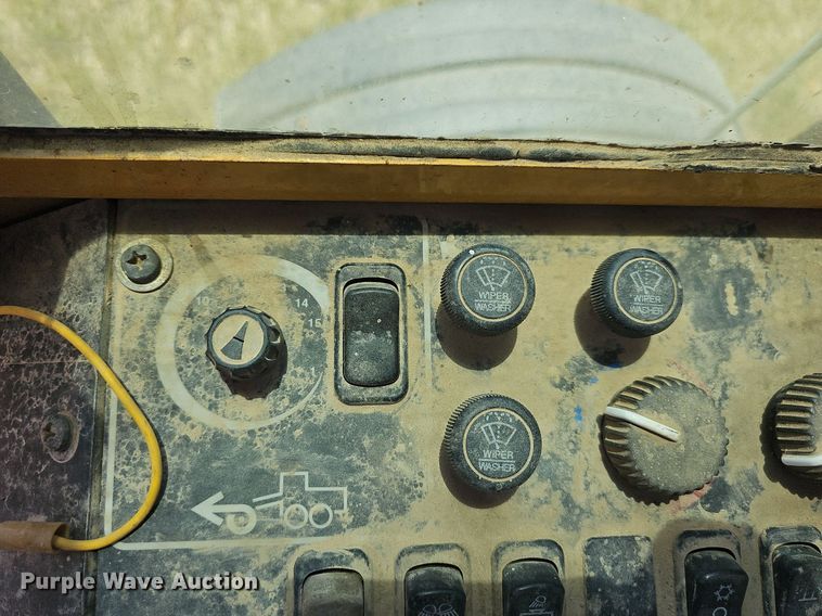 image for item NT9762 2001 John Deere 772CH  motor grader