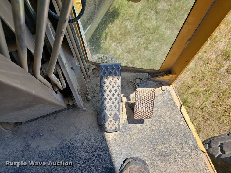 image for item NT9762 2001 John Deere 772CH  motor grader