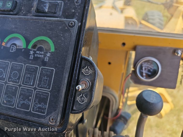 image for item NT9762 2001 John Deere 772CH  motor grader