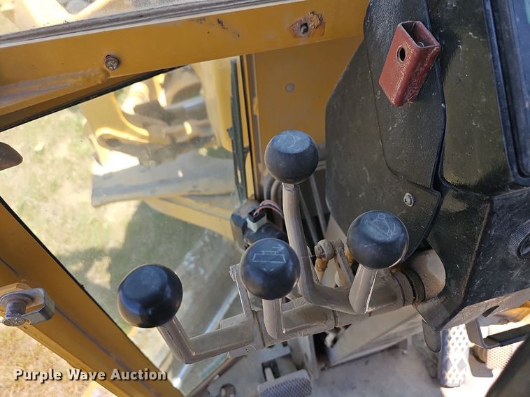 image for item NT9762 2001 John Deere 772CH  motor grader