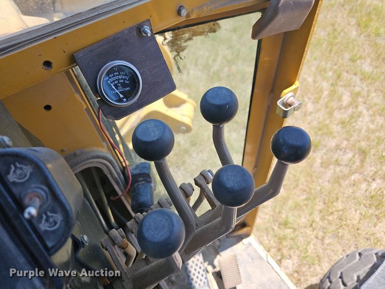 image for item NT9762 2001 John Deere 772CH  motor grader