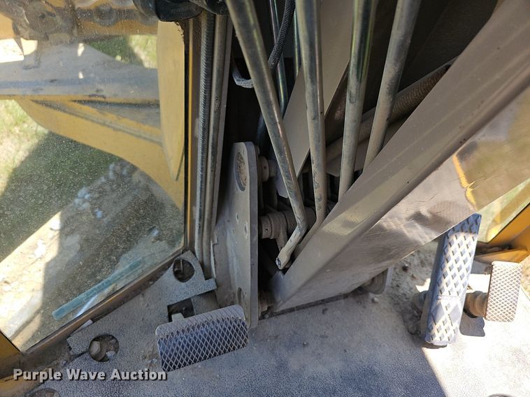 image for item NT9762 2001 John Deere 772CH  motor grader