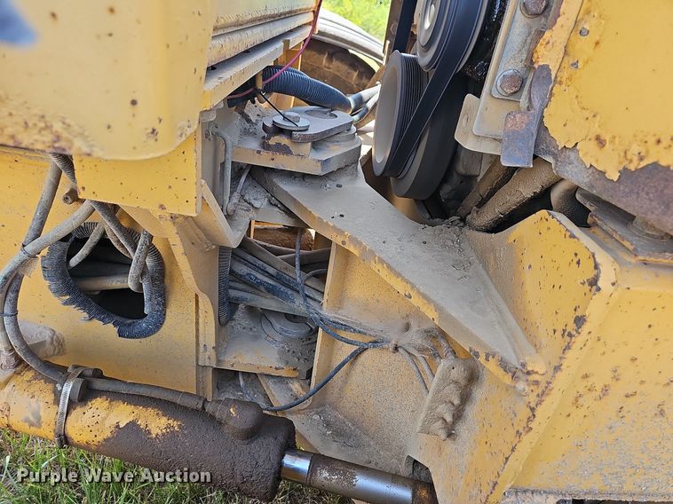 image for item NT9762 2001 John Deere 772CH  motor grader