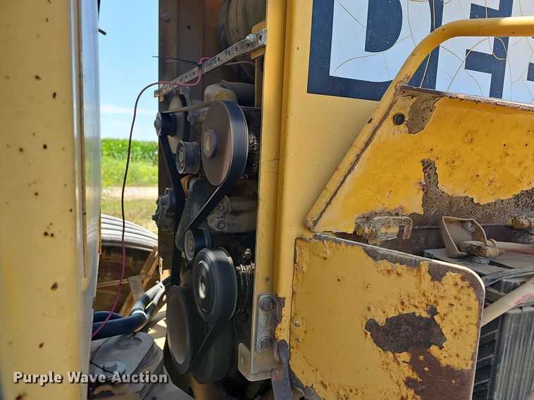 image for item NT9762 2001 John Deere 772CH  motor grader