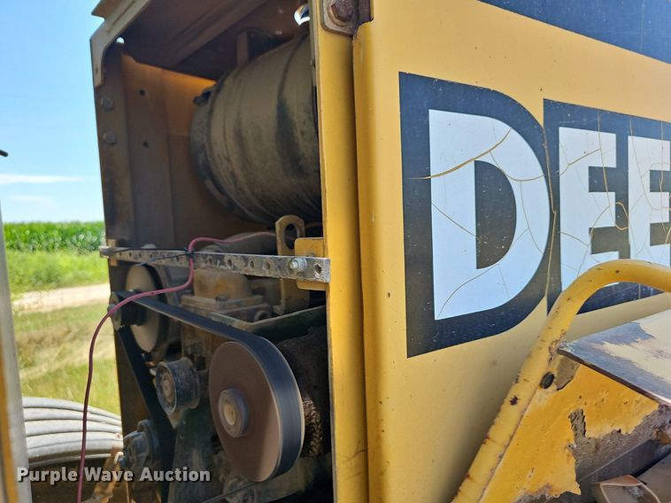 image for item NT9762 2001 John Deere 772CH  motor grader