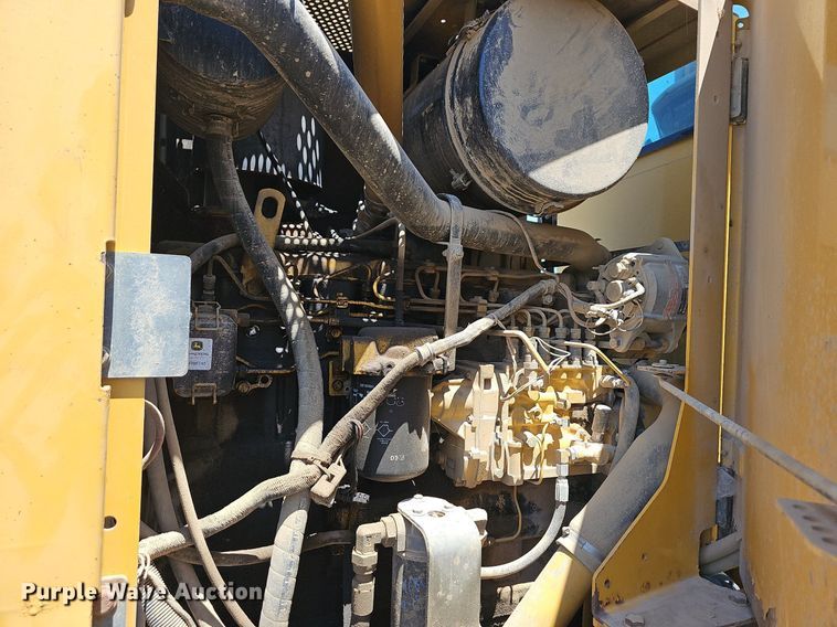 image for item NT9762 2001 John Deere 772CH  motor grader