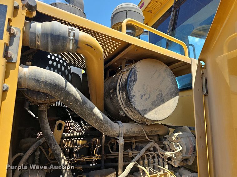 image for item NT9762 2001 John Deere 772CH  motor grader