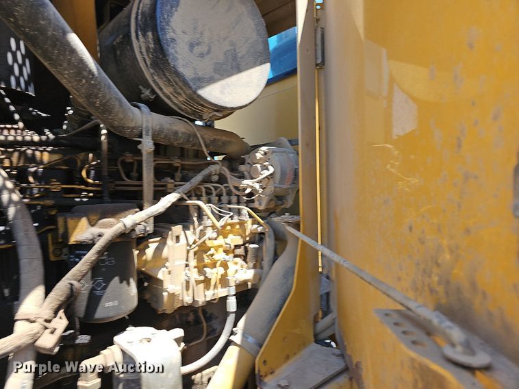 image for item NT9762 2001 John Deere 772CH  motor grader