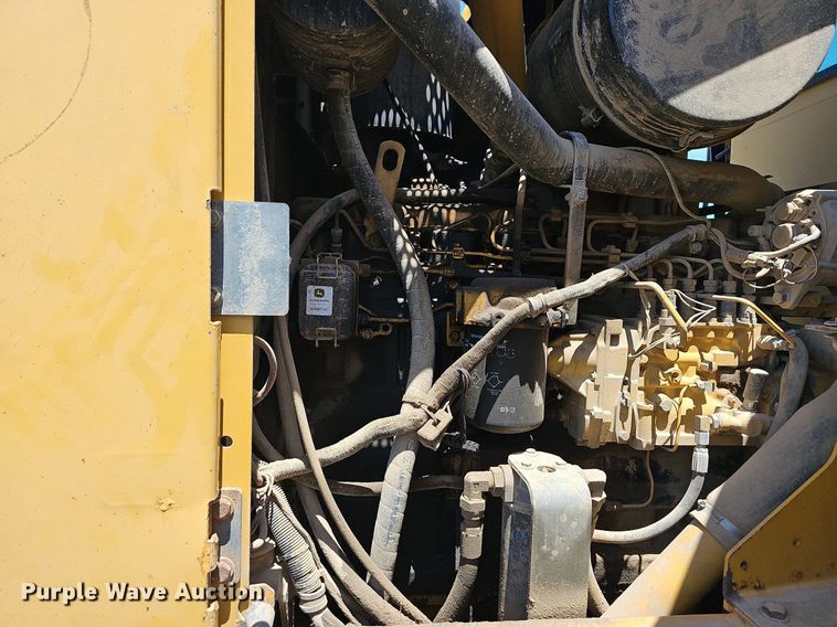 image for item NT9762 2001 John Deere 772CH  motor grader