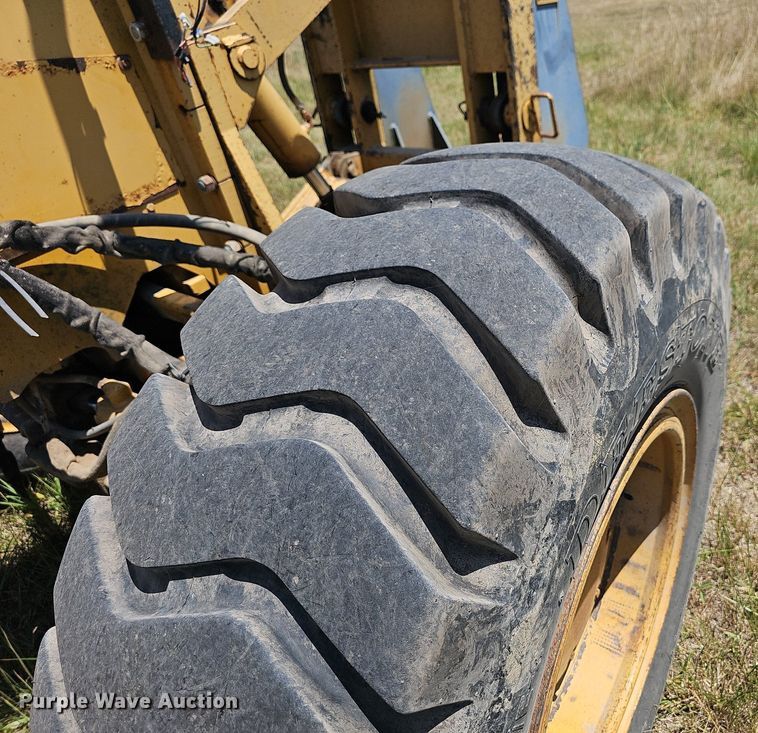 image for item NT9762 2001 John Deere 772CH  motor grader