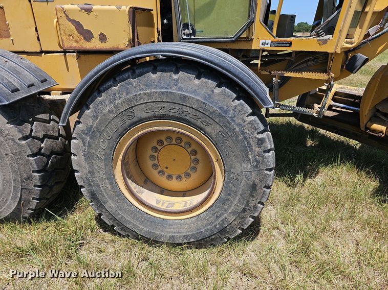 image for item NT9762 2001 John Deere 772CH  motor grader