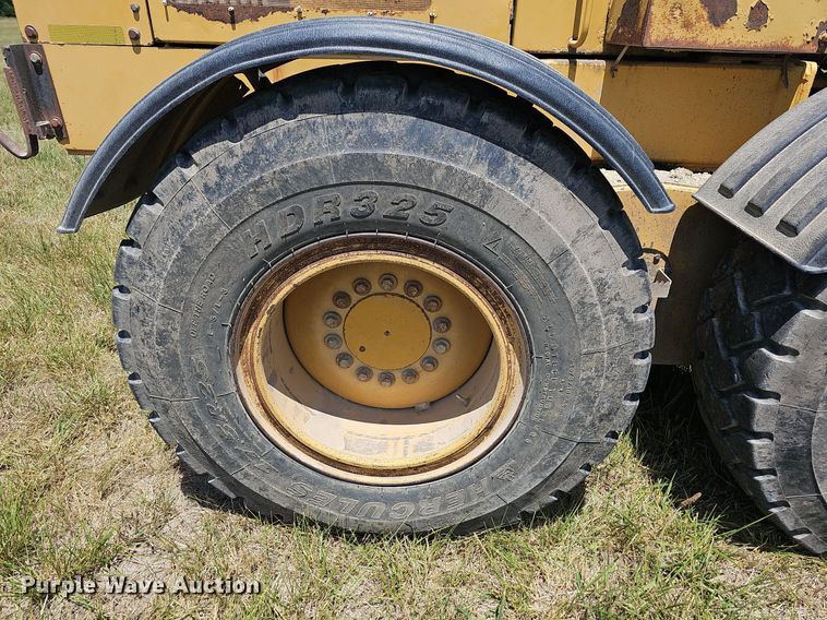 image for item NT9762 2001 John Deere 772CH  motor grader